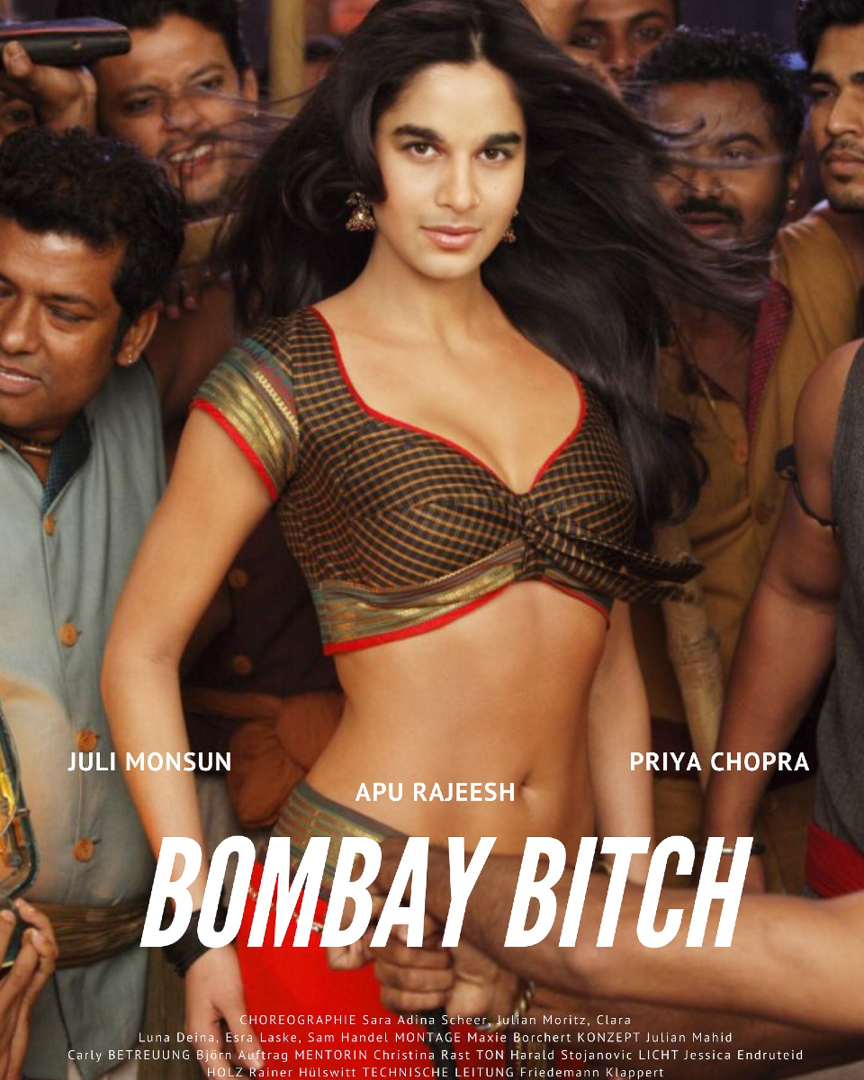 „Im Juli der Regen. Drei Spielfilmangebote in Bombay. Ich hätte dort bleiben können. Sie wollten unbedingt, dass ich weitermache. Doch der Sommer ist längst vorbei, die Himmelspforten über Indien können bald nicht mehr halten, was in Europa auf euch herunterbrechen wird. Es muss raus, alles muss heraus, zurück auf die Bühne! Dann flimmern die Lichter und es dröhnt aus den Boxen: Postkolonial vorm Süßwaren-Regal!“
Juli Monsun ist ein verwöhntes, halbweißes Balg – Nachfahrin bengalischer Straßenkinder und Pop-Diva zugleich. In die Comeback-Show des viel zu schnell gealterten Bollywood-Sternchens mischen sich Wutausbrüche, Anmaßungen und Völlereien. Binge-Eating, Nie-Satt-Sein und ein Kopf, der nicht zu dem Körper passt, auf dem er sitzt. Und dann sind da noch ein paar unterbezahlte Backgroundtänzer:innen, die sich zu Höherem berufen fühlen. Kann ein Comeback so gelingen? 
In „Juli Monsun: Back from Bollywood“ verweben sich queere Identität, Perspektiven des Aufwachsens mit unterschiedlichen kulturellen Prägungen und globalpubertäre Traumata der deutschen Wohlstandsgesellschaft.
15.01.25 // 23 Uhr
K39, FFM
Ticketlink in Bio
