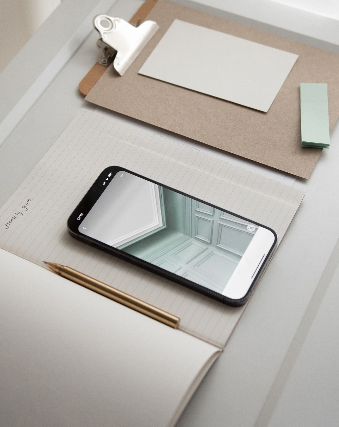 Känner man inte igen dina inlägg så finns du inte!
Din varumärkesidentitet en av de viktigaste byggstenarna för ditt företag. Utan en stark identitet och tydlig kommunikation blir det svårt att nå ut, fånga intresset hos din målgrupp och skapa försäljning.
Du vill att din målgrupp ska reagera när de ser din marknadsföring. De ska känna igen dig direkt och tänka:
"Aha, det här känner jag igen! Det är ju hon!"
Det är här din grafiska profil kommer in i bilden. Genom att använda den konsekvent bygger du:
🌟 Igenkänning – så att ditt varumärke blir top of mind.
🌟 Professionalism – som visar att du menar allvar.
🌟 Förtroende – för att kunder litar på det som känns genomtänkt och stabilt.
När du är konsekvent med din varumärkesidentitet sticker du ut från mängden. Du undviker att drunkna i bruset och slipper framstå som ännu ett generiskt företag med spretig och förvirrande kommunikation som ingen agerar på. 👊
Så varför vänta? Bygg ett varumärke som syns, känns och gör intryck – varje gång! 🚀
Jag kan såklart hjälp dig med det! Skicka ett DM. 🌟
#marknadsföring #varumärke #varumärkesbyggande #branding #varumärkesidentitet #egenföretagare #coach #entreprenör #entreprenörskap #grafiskprofil