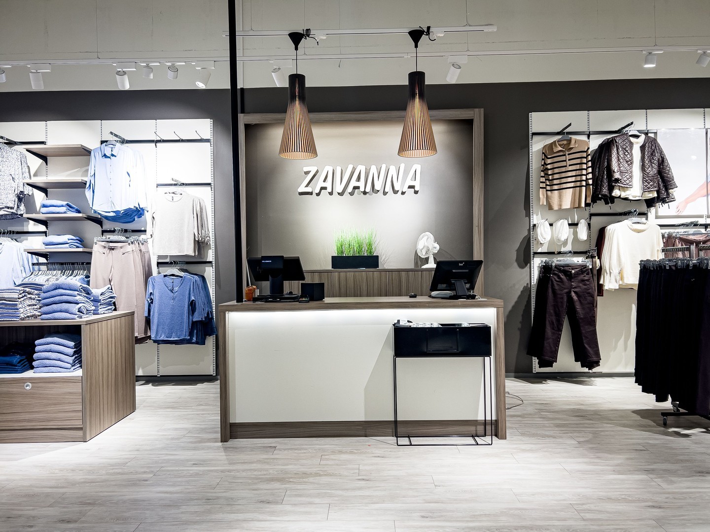 Visste du at riktig belysning kan øke salget og forbedre kundeopplevelsen?
Lys påvirker både humør og adferd – noe som gjør det til et kraftig verktøy innen retail og hospitality. I New Shop hjelper vi bedrifter med å finne den perfekte balansen mellom funksjonalitet og estetikk, enten det er snakk om spotlights, dekorbelysning eller grunnbelysning.
💡 Vi samarbeider med anerkjente leverandører for å tilby energieffektive og stilrene løsninger tilpasset hver enkelt kunde.
Skal du oppgradere belysningen i dine lokaler? Vi tar gjerne en prat!
#RetailDesign #Lyssetting #NewShop #BærekraftigBelysning