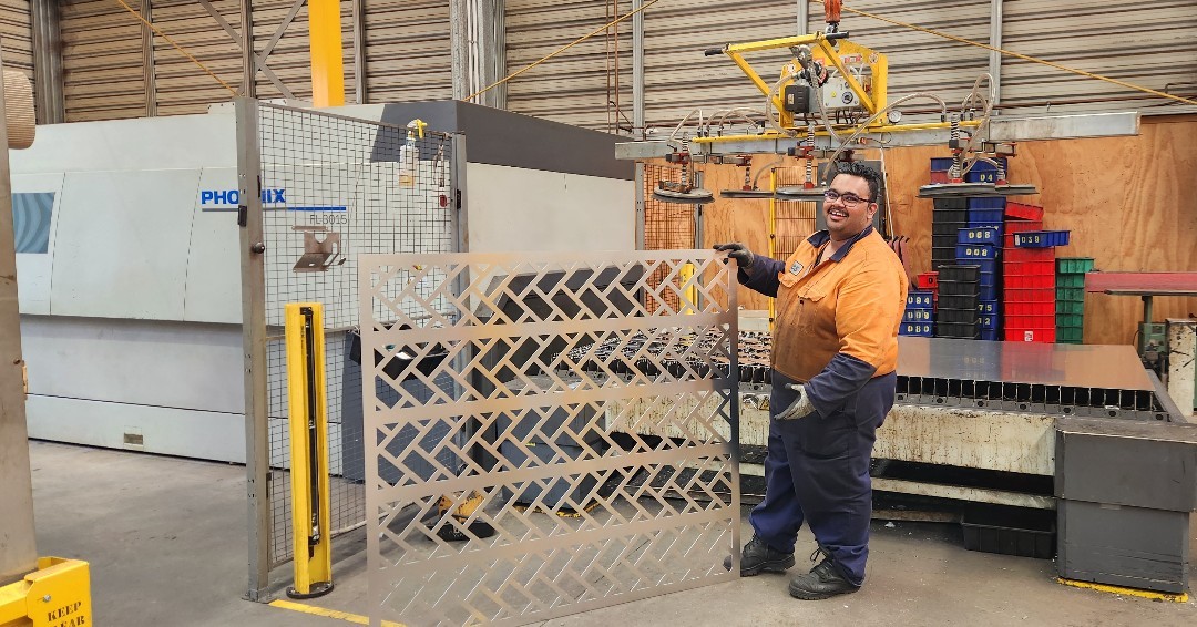 Its always nice to see the happy faces of the Ops team, here we have some panelling fresh off the Phoenix. We are solutions focused and willing to do what we can to help with any job, from landscaping panels to machinery parts to Ute canopies, get in touch whatever it may be.
#nzmanufacturing #nzlandscapedesign #nzlasercutting #lasercutting #cncfolding #tubelasercutting #metalwork