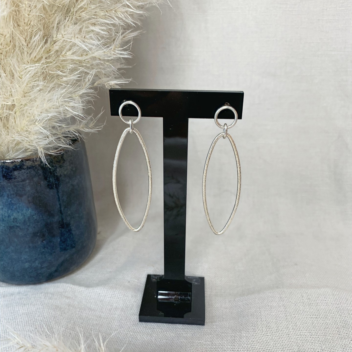 ✨ Simplicité et modernité ✨
Ces boucles d'oreilles pendantes en argent massif sont l'incarnation de l'élégance discrète. Leur finition martelée unique leur confère une texture subtile, créant un jeu de lumière fascinant à chaque mouvement.
Un bijou intemporel et délicat, qui s'adapte à toutes les occasions et complète à merveille vos tenues. L’argent massif, travaillé avec soin et savoir-faire, vous assure une pièce durable et pleine de caractère.
💎 L’accessoire parfait pour sublimer votre style au quotidien.
#BouclesDOreilles #BijouxFaitsMain #ArgentMassif #DesignModerne #ÉléganceSimple #earrings #artisane #faitmain #creationbijoux