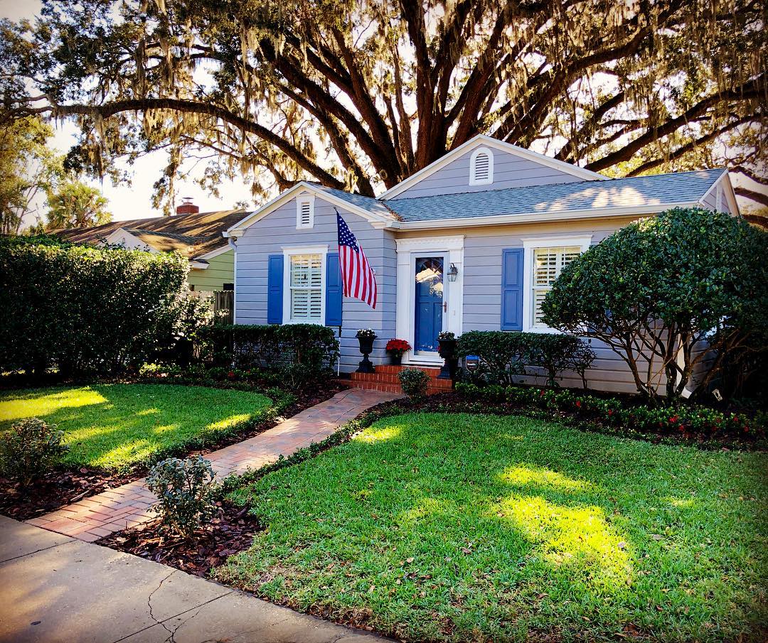 A beautiful update to a warm and cozy historic Orlando home. Call us today @ 407-409-4108 for landscape design and installation services at your home or business! #floridalandscape #florida #landscape #outdoors #azaleas