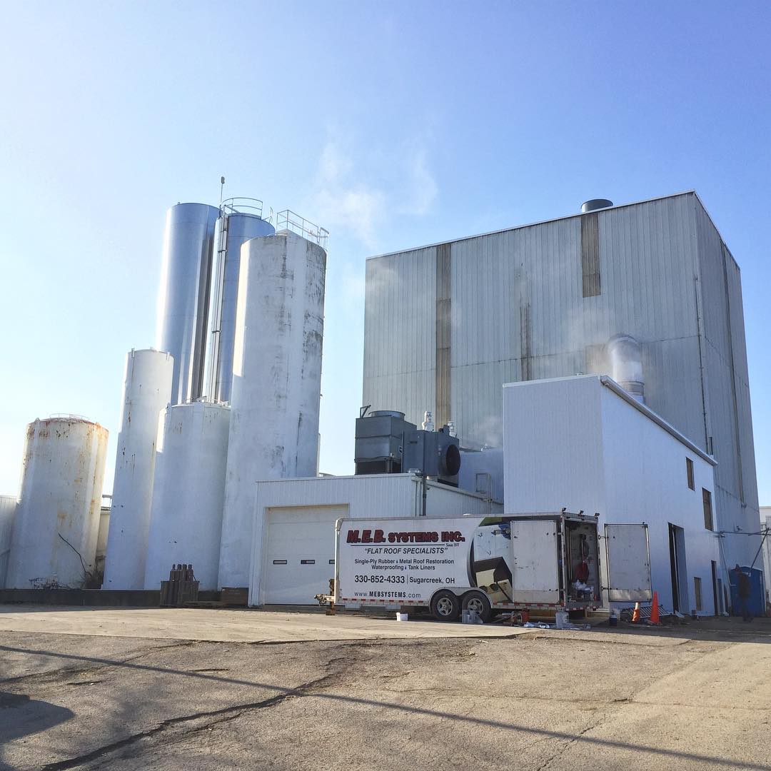 Installing 7” gutters for MEB roofing at the Sugarcreek Guggisberg Cheese plant today. #sugarcreek #guggisbergcheese #ohiocontractors #commercialgutters #ohioroofing #holmescounty #amishcountry