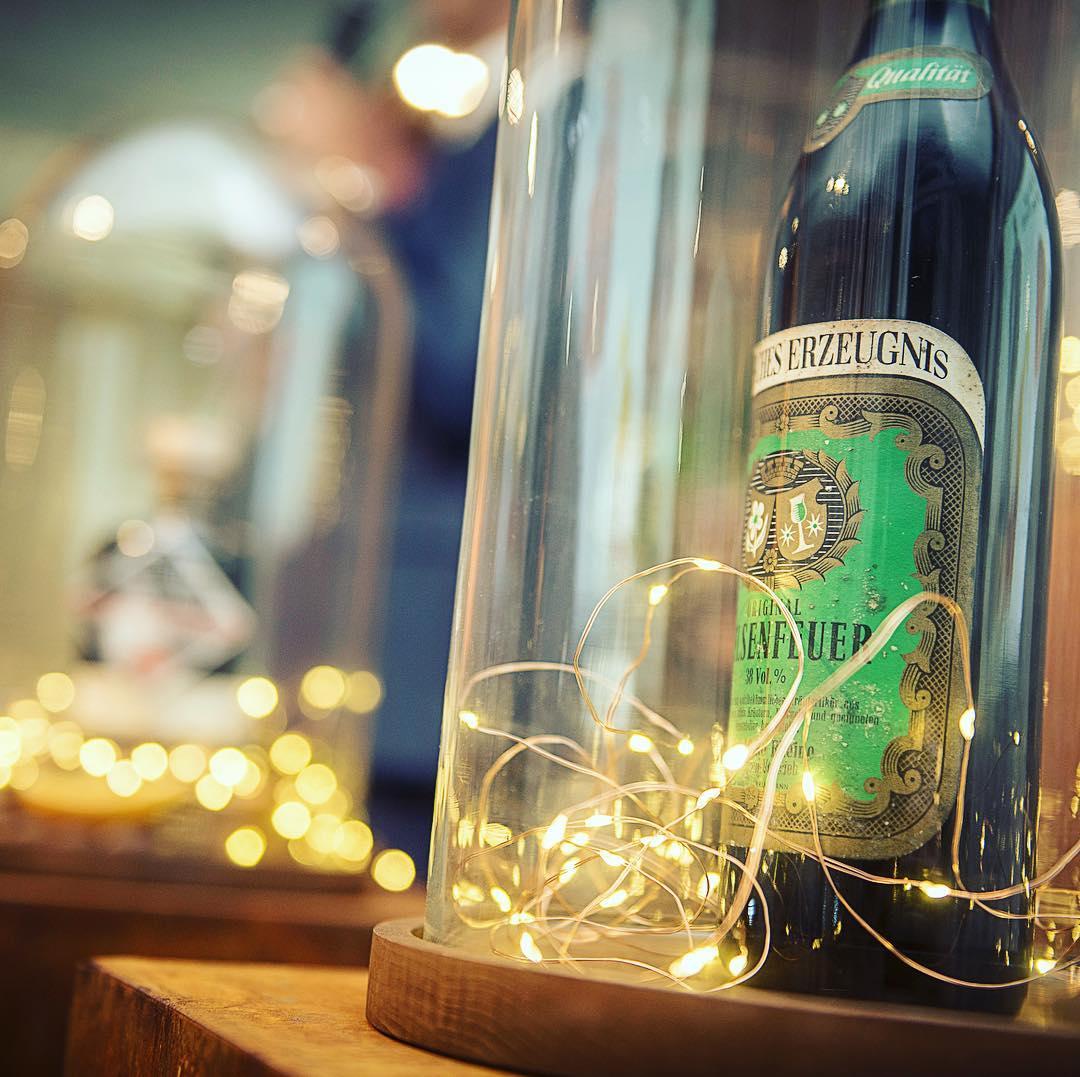 Gehaltvolle Wurzeln! Bereits 1947 erfand Opa Heinz Lücke seinen edlen Tropfen... damals streng eisgekühlt ohne Schnickschnack...heute am liebsten so, wie er Dir am besten schmeckt ;)