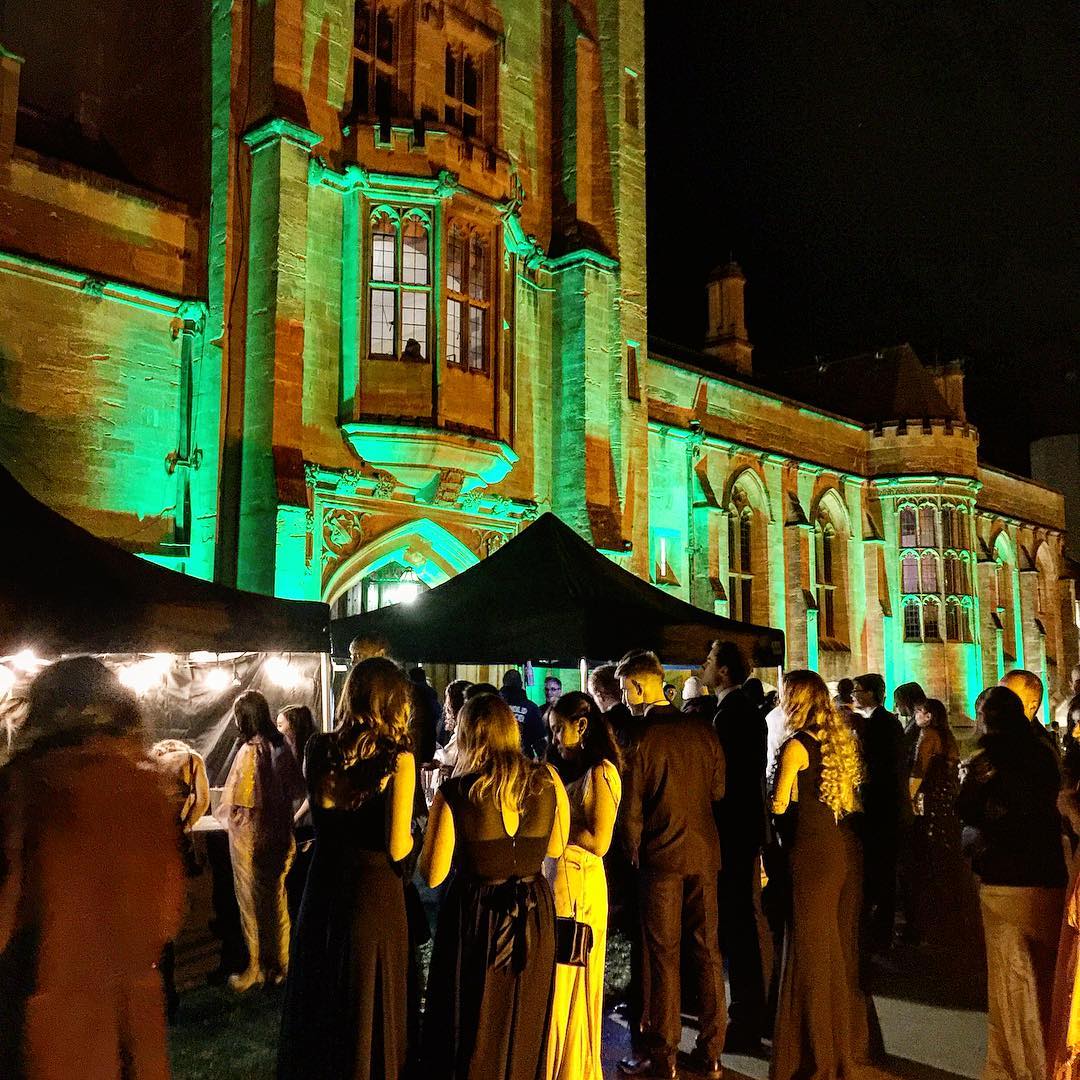 Amazing night and start to the new year with the Sasquatch what a feast of smokey oak chopped brisket, pulled pork, kale burgers and Mac & Cheese! Went down a storm for the hundreds served cheers mansfieldcollege what a amazing night! 😁🔥 🥩 .
.
.
#bbq #texasbbq #feast #events #oxford #mansfieldcollege #smokeymeats #brisket #party #catering #events #cateringevents #sasquatchlodge