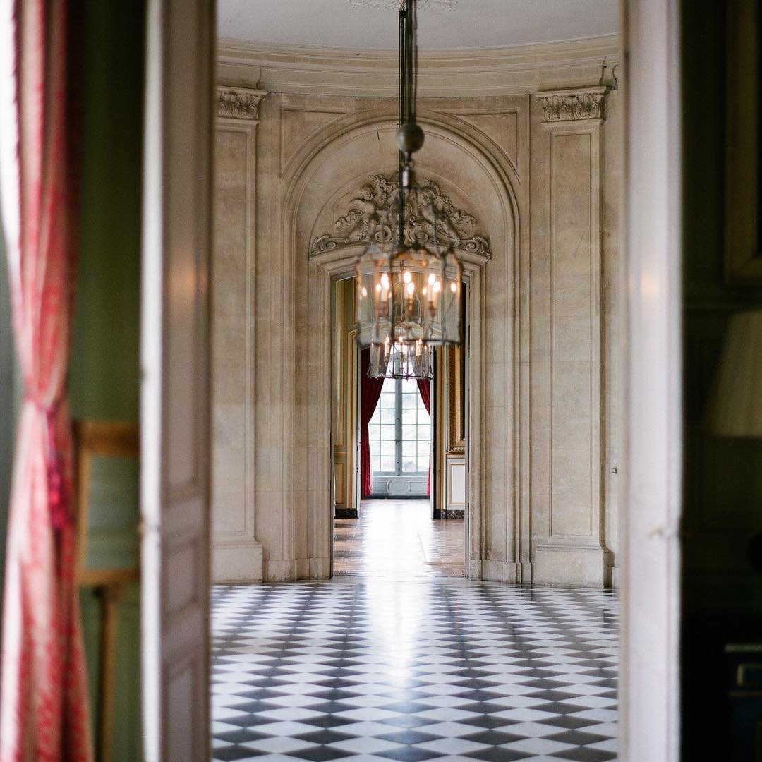 The row of reception rooms; la grande salle à manger, le vestibule, le salon du billard and le grand salon. All available for your weddings, parties and film & photo shoots ⚜️⠀
⠀
Les salons en enfilade; la grande salle à manger, le vestibule, le salon du billard et le grand salon. Tous sont disponible pour vos mariages, réceptions, shooting & prises de vues ⚜️⠀
⠀
Planning, Design & Styling - Idyll Stories - @idyllstories - idyllstories.com⠀
Photographer - Alexandra Vonk - @alexandravonk - alexandravonk.com⠀
⠀
#weddingvenue #frenchwedding #chateau
