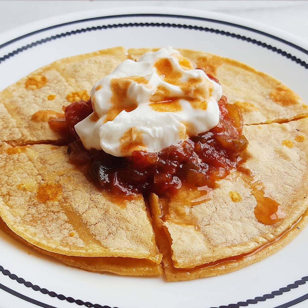 Quesadillas are only as good as their toppings!
.
.
Adding toppings means adding flavor... but it can also mean adding nutrition. Check out how adding a few toppings changed the nutrition of my lunch:
.
.
Corn tortillas: fiber-rich carb source
Lowfat cheese: smart fat source โก๏ธGreek yogurt: protein & probiotics
โก๏ธHomemade salsa: fiber & micronutrients
โก๏ธHot sauce: OK, this one was just for taste ๐
.
.
Oh and special shoutout to my Aunt for her killer hommemade jarred salsa! ๐
.
.
.
What toppings do you like on your quesadillas??
.
.
.
#tasteandsee
