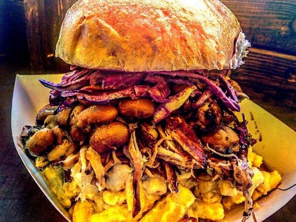 Wrap your hands around dis! We always enjoy loading up our buffalo mac n' cheese with our juicy 13 hour pulled pork smoke sandwiches! Our Texas take topped with smokey pinto beans n' home slaw! 😋🔥🐷
.
.
.
.
#bbq #texasbbq #oaksmoked #pulledpork #porkbutt #lownslow #texasroadhouse #oakpit #texasstyle #smokefetish #macncheese #foodporn #sandwichlover #feastin #mygod #catering #bbqsmoker #bbqnation #smokeshow