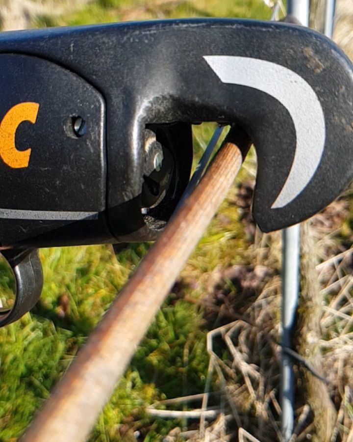 Wir sind fleissig am Ruten anbinden. Die Ruten werden am untersten Draht mit unserer Bindemaschine angebunden. Diese Arbeit braucht viel Fingerspitzengefühl weil die Ruten beim runterbiegen sehr schnell brechen.
.
.
.
#rebbau #weinberg #weinbau #weinbaubetrieb #wein #grüningersrebbau #familienbetrieb #frühling #bindemaschine #rebholz #ruten #anbinden #binden #rebenbinden #arbeit #ermatingen #untersee #thurgau #weinzeit #winzer #pellenc #reben