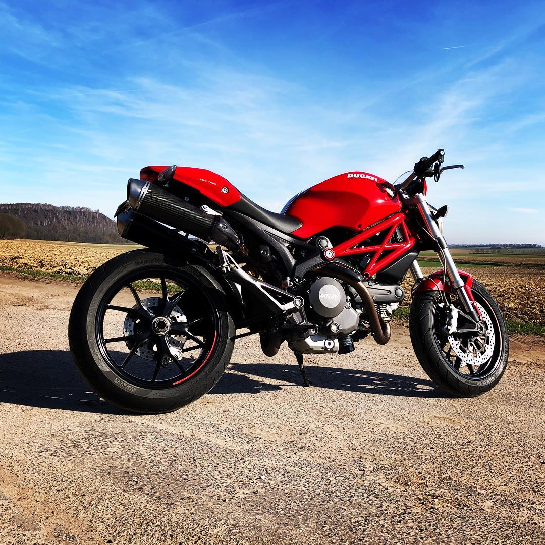 Good day go fly ☀️ #ducati #ducatimonster #monster796 #ducatistagram #termignoni #termignoniexhaust #carbon #pirelli #red #rouge #shark #sharkhelmet #dainese #moto #motorcycle #bike #biker #italianbike #instaphoto #instamoment #sun #sunnyday #enjoy