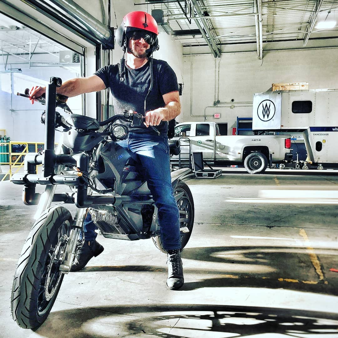 ...was prepping a #cineflex, found my #helicopter helmet and figured the @zeromotorcycles needed a spin round @wfw_intl ...easily distracted... Photo credit @alexmoscall
#office #lovewhatyoudo #allworkandnoplay #dayattheoffice #filmtoys (# courtesy of @mjcherringtn )