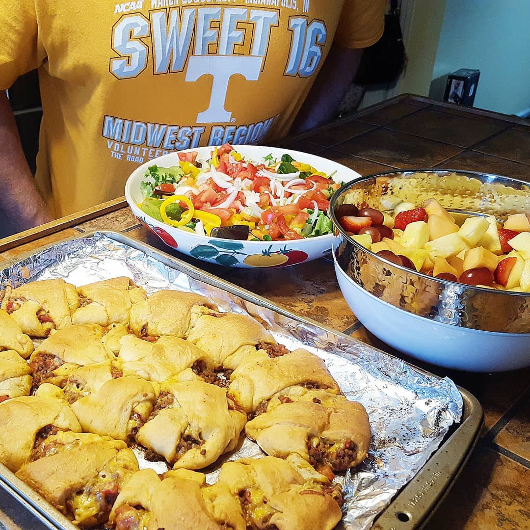๐ถ๏ธ๐๐ถ๏ธGame Day Food ๐ถ๏ธ๐๐ถ๏ธ
.
.
.
LAST NIGHT. The Vols really know how to keep their fans on their toes...
.
.
One of the best ways to enjoy game day foods is to create balance with healthy sides. Pick your favorite game day food then pair it with fruits and veggies. This will help create a feeling of fullness so you do not overeat the game day treat. .
.
Dinner last night consisted of: ๐ธ๏ธTaco Ring -- croissants stuffed with taco meat, tomatoes, rotel, and cheese ๐ธ๏ธSalad -- LOADED with veggies (spring mix, tomatoes, carrots, peppers, celery, onion) ๐ธ๏ธFruit salad -- pineapple, grapes, strawberries, cantaloupe, mandarins
.
.
.
What is your favorite game day food?? .
.
#tasteandsee #sweet16 #volforlife