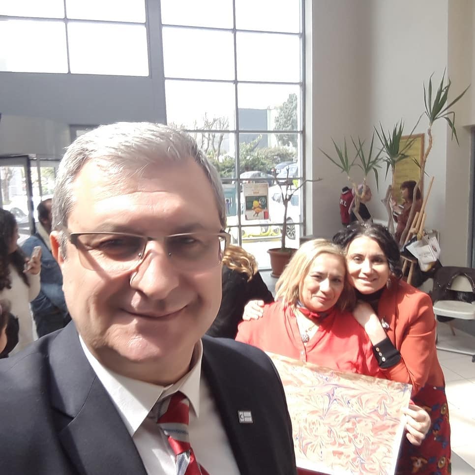 Bahçelievler Aydın Doğan Meslek Lisesinde "SANATLA BAĞLAN HAYATA " konferans ve ebru etkinliği ilgi ile izlendi.Ebru Sanatçısı BAĞDER gönüllüsü Kifayet ÖZKUL hocamıza,Sunum yapan Meral KURUL hocamıza ve emeği geçen herkese teşekkürler.