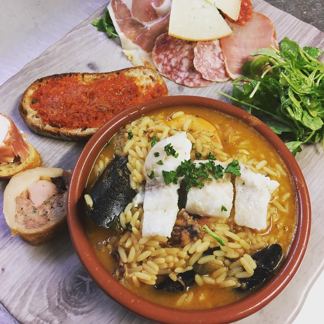 Au menu du midi : sopa de marisco y arroz. Sur une planche avec tapas et charcuterie. #sopademarisco #reimstagram #reimsrestaurant #platespagnol