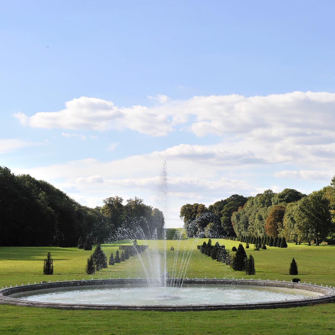 Les jardins 💐 à la française conçus par Chevotet ont été remplacés en 1823 par un parc à l’anglaise dessiné par les frères Thouin. Une grande allée qui mène au château s’ouvre sur une vaste perspective bordée d’arbres avec un petit bassin ⛲️ rond au centre. Les détails du jardin français ont disparus mais les cyprès plantés permettent d’en deviner les grandes lignes. 🌳
