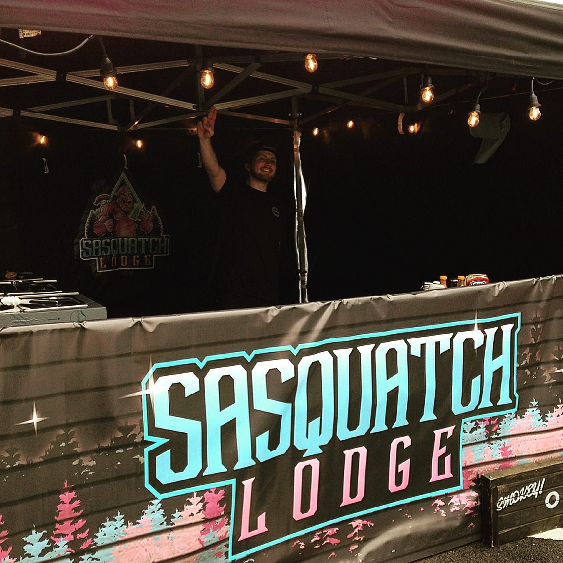 Mucho love to @tapsocialmovement ❤️ 🙏 was all too stoked to be serving up our Smokey BBQ Digs! this weekend for @reggaeontap amazing vibes! What a venue, See you guys soon! 😍🔥 🍖👊🏽🐷
.
.
.
.
#bbq #catering #bbqcatering #texasbbq #oaksmoked #pulledpork #porkbutt #lownslow #texasroadhouse #oakpit #texasstyle #smokefetish #macncheese #foodporn #sandwichlover #feastin #mygod #catering #bbqsmoker #bbqnation #smokeshow