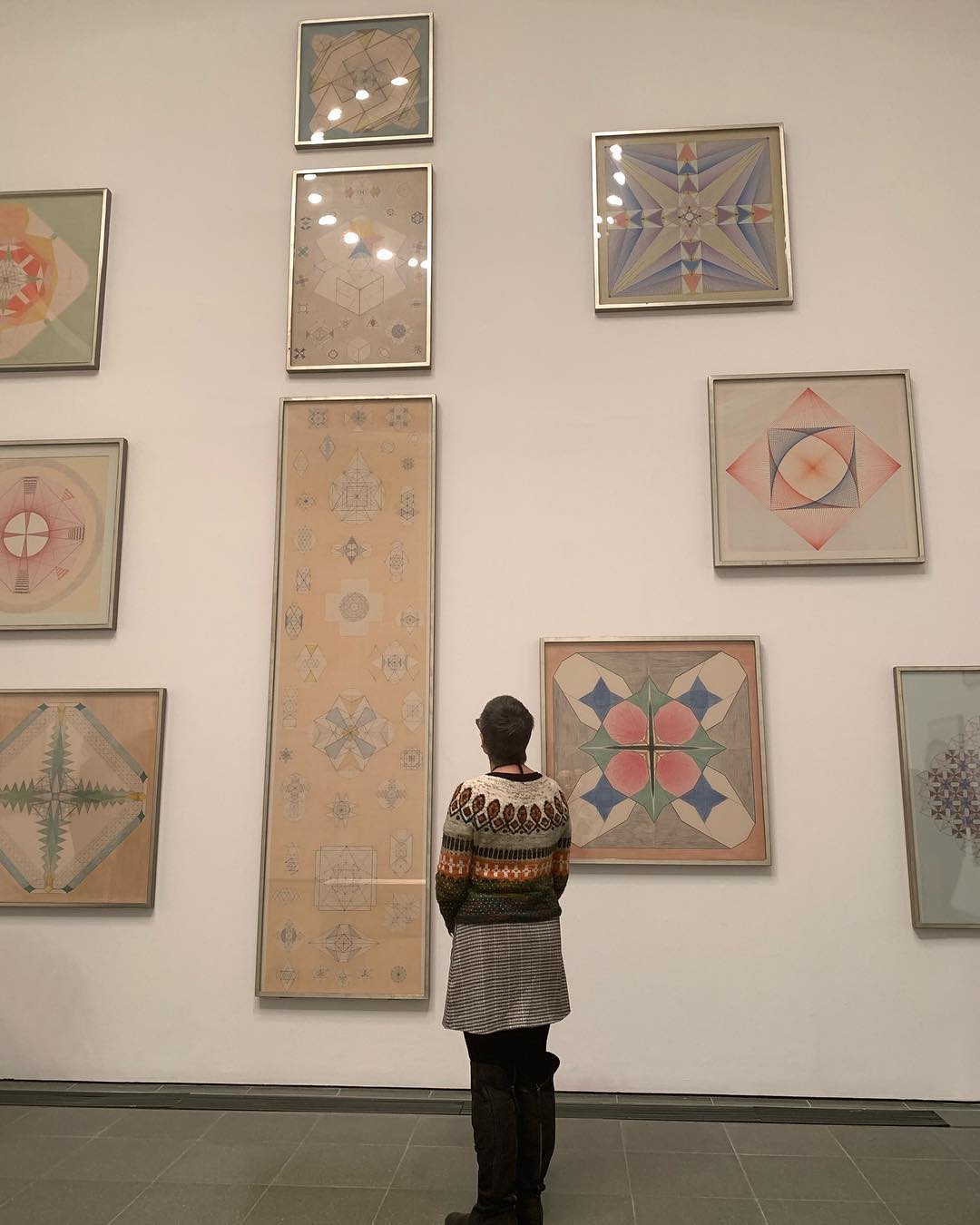 I am a creative and have recently become aware of two incredible artists; @hilmaafklintofficial and #emmakunz . These two women connected with the unseen and created work which was before their time.
I was fortunate enough to be able to see Hilma af Klint exhibition at the #guggenheim at the beginning of my northern hemisphere journey .. and Emma Kunz at the completion of our trip.
The expression of both these women permeate my thoughts as I am now home in my studio revisiting my own arctic images. I’m exploring my own way to express the unseen, and endeavor to do so through my motifs and articles which are a product of my own heart and hands. .
Wearing my #alyeskasweater by @boylandknitworks which has become a travel staple this journey! .
#artistsofinstagram #creativelife #adventurer #explorer #theunseen #seetheunseen #inspired #exhibitions #serpentinegallery #livecreatively #livecreative #loveknitting #knittersofinstagram #iloveknitting #contentedlife #knittersofravelry #knittinginspiration #knittersoftheworld #feelingcontent #becreative #todaysknitoutfit