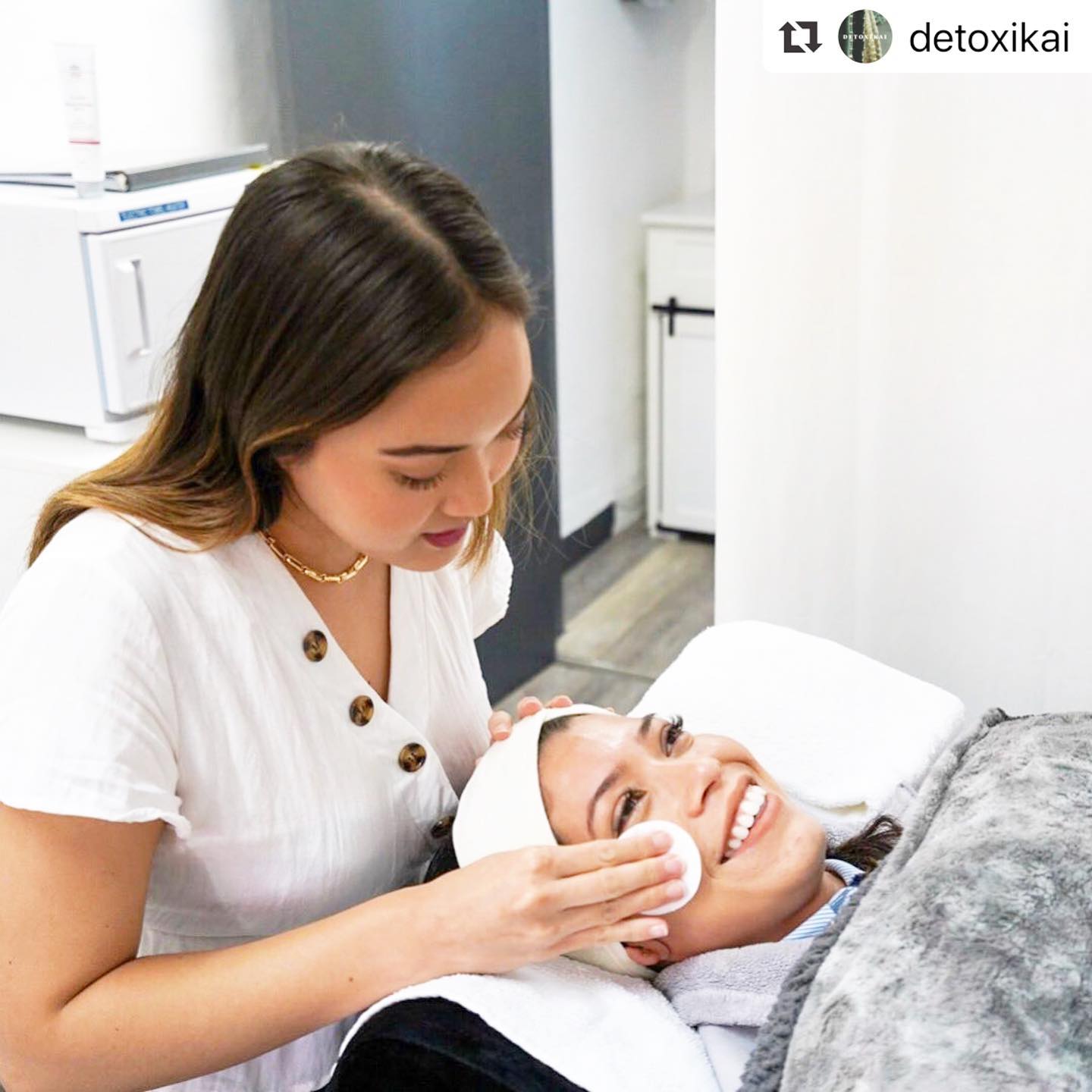 Love the skin youโre in! ๐ง๐ผโโ๏ธ FACT: Facials can help reduce those wrinkles and slow down that process we call aging ๐ต๐ผ๐ง๐ผ๐น .
.
.
Treating yourself to a facial every so often will decrease your chances of having to dish out money for expensive procedures and injections .
.
.
Facials improve the skinโs tone, texture, and elasticity by counteracting the damaging effects of air pollution and sun exposure.
.
.
Repost @detoxikai .
Beautiful skin starts by cleansing daily. @m.a.y.r.a.v
#facial #sandiegofacial #esthetician #northpark #northparkesthetics #blushlashbar #selflove