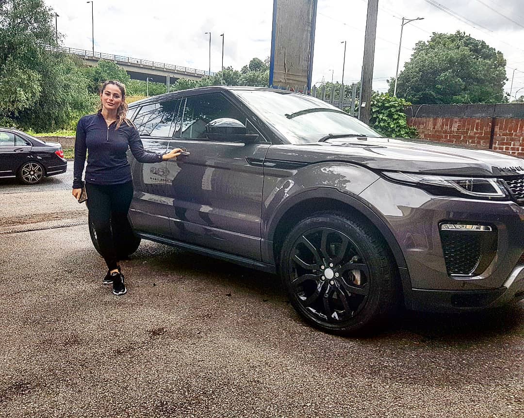 A very chuffed @courtneymegz picking up her range rover evoque with gloss black alloys after using our loan wheel service 👍
-
#wheelrefurb #wheelrefurbishment #wheelrefurbs #alloyrefurb #alloyrefurbishment #alloyrepair #powdercoating #diamondcut #colourpowdercoating #cars #wheels #wheelcolour #wheelcolourchange #bmw #mercedes #ferarri #audi #bentley #rangerover #london #essex #southwoodford #creativewheels