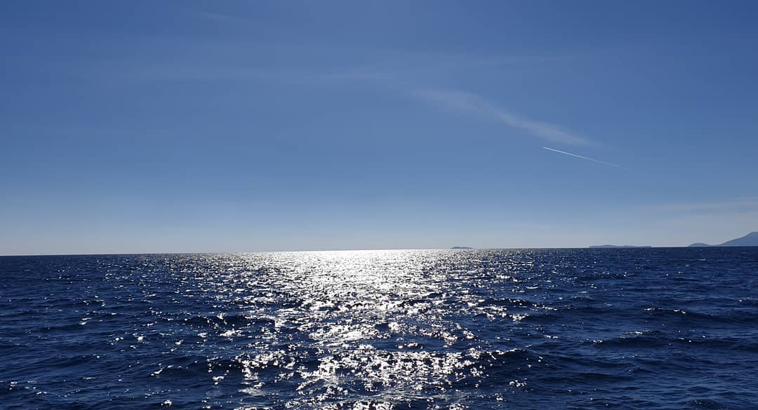 Woda, statek, koktajle oraz muzyka. Czego chciec wiecej? Moze poskakania ze statku? Plazowanie, plywanie I inne rozrywki na trzech wyspach. Z polskim przewodnikiem.
#greece #greekisland #kosisland #tigakitours #holidays #summer #tigaki #marmari #lambi #grecja #wyspakos #wakacje #urlop #kalymnos #plati #pserimos #trzywyspy #threeislands #sea #aegansea