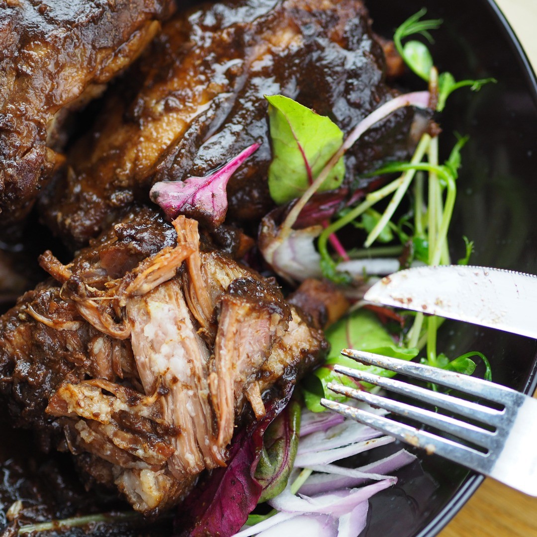 Patříš mezi milovníky žeber?! Tak neváhej a přijď ochutnat k nám ;)
#pork #porkribs #bbq #foodporn #food #foodstyling #instagram #nahumpolce #vorkloster