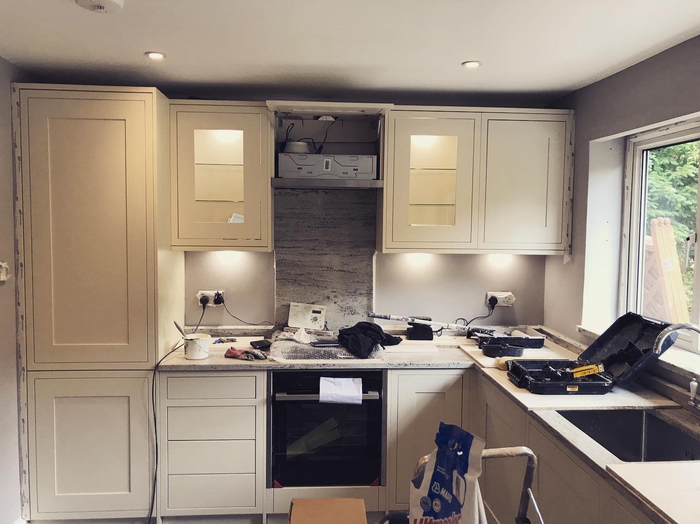 Kitchen lighting, what a difference it can make to the functionality and feel of the kitchen. The kitchen is often known as the hub of the home. There are many different types of kitchen cabinet lighting, to suit all kitchens, modern or traditional.
.
.
.
.
.
.
.
.
.
.
.
#TT #Electrical #TTElectrical #Electrician #London #Local #Friendly #Design #Kitchen #Cabinet #Lighting #Led #Strip #Spotlight #Glass #Cupboard #Fresh #Modern
