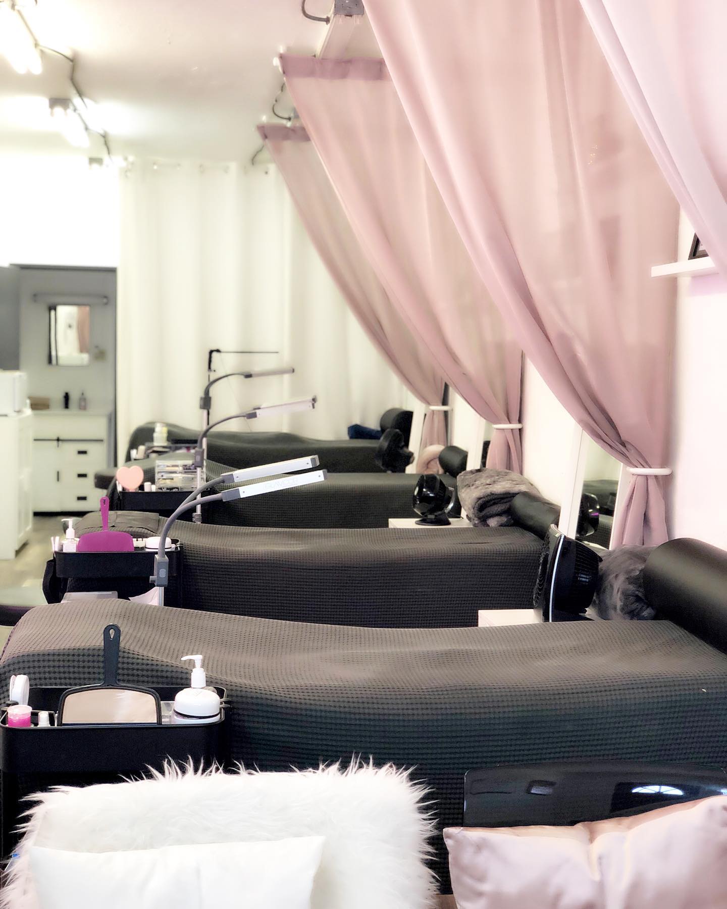 Where all the magic happens here at BLUSH. ๐ง๐ผโโ๏ธ๐โจ Book your appointment today with our knowledgeable, licensed Estheticians! โจ
Click the link in our bio to book๐๐ผ #blushlashbar #blush #lashes #sandiegolashes #lashextenaionssd #northparklashes .
.
@catrina.blushlashbar @lisa.blushlashbar @detoxikai @hailey.cassine