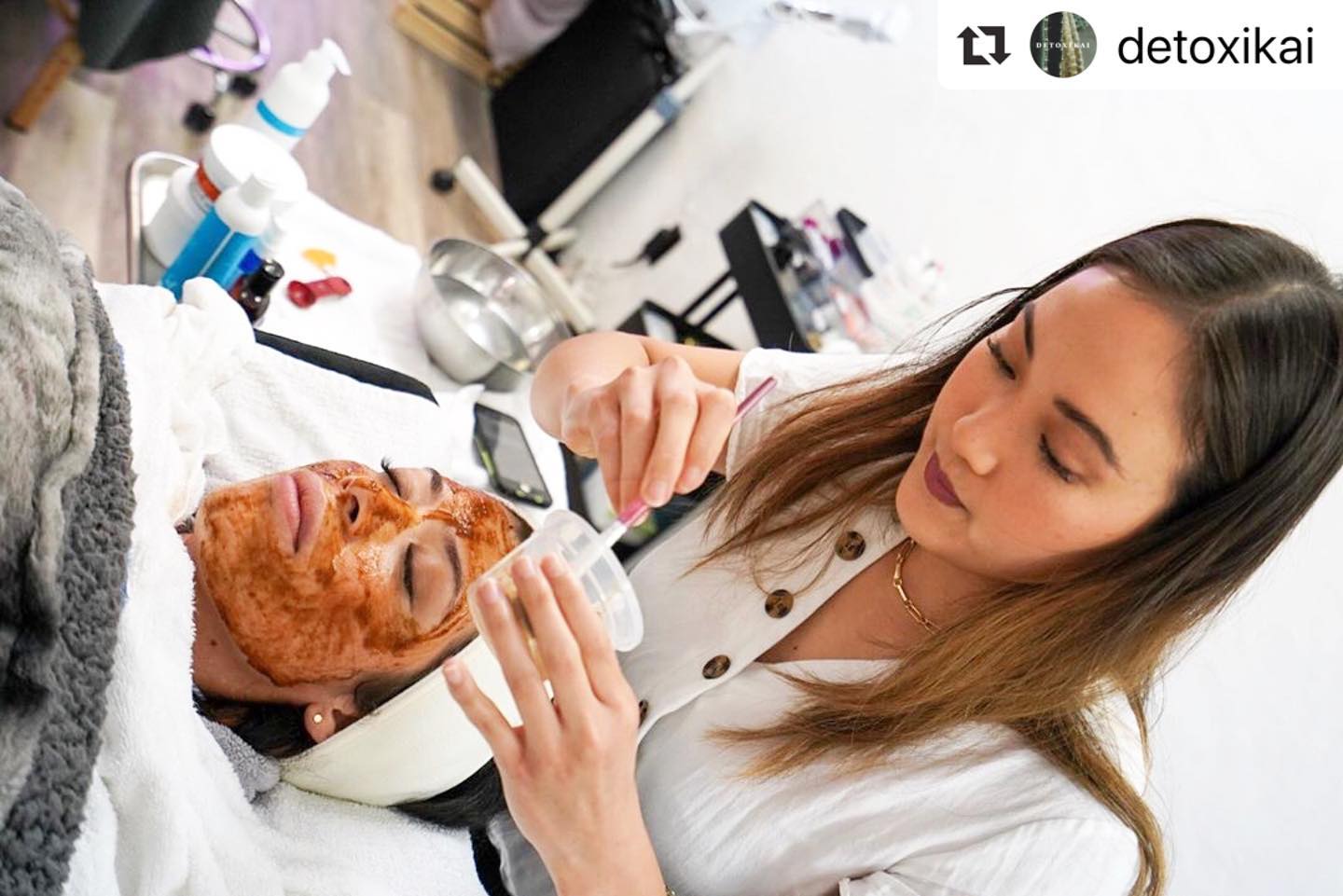 Facials are for Everyone! #Repost @detoxikai
ใปใปใป
Natural pumpkin and fruit complex peel from @dermodalityskinsolutions .
โข
โข
This peel helps with/to:
-Fight free radicals -Oil and sebum (acne) control.
-Pigmentation and scars
-Stimulates circulation for cell reproduction.
-Brings out your natural glow ๐๐ปโโ๏ธ