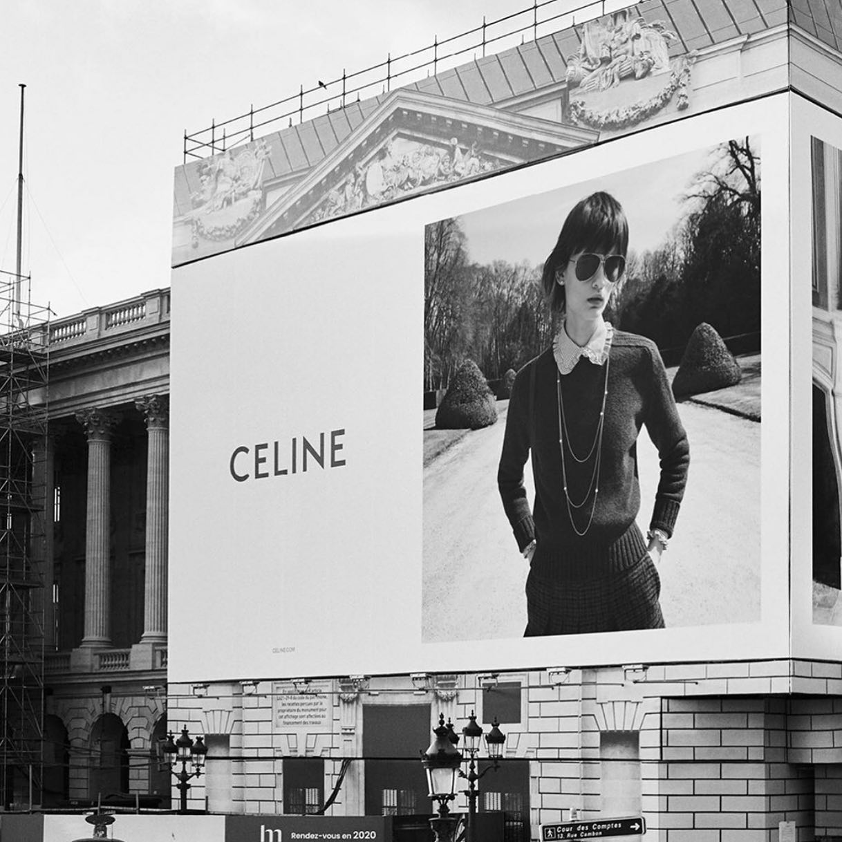 Les buis 🌳 de la grande allée du #chateaudechamplatreux sur la place de la Concorde. Campagne @celine. Château de Champlatreux on the place de la Concorde for the @Celine campaign.