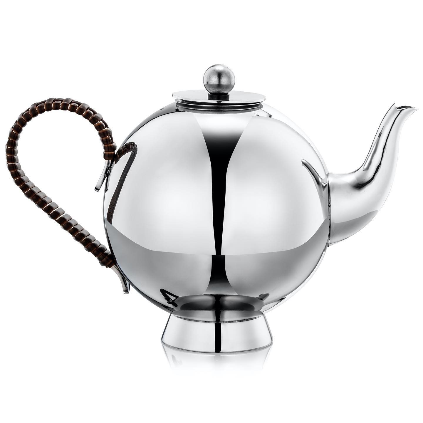 Clean and simple looking pack shots. A lot goes into getting an image of a reflective nature looking clean. We can help your products shine 💫
#canon #photography #photgrapher #studio #product #productphotography #productshot #packshot #creative #style #instacool #design #tableware #lifestyle