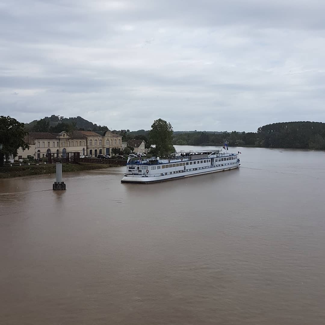 Finished our first cyclingstage through the Libourne area! Many of us tasted the merlot and cabarnet sauvignon this region has to offer. With Saint Emilion as recommended hotspot for all winelovers :) #boatbiketour #bikecruise #wineexcursion #bordeauxwines www.etappecyclingtour.com