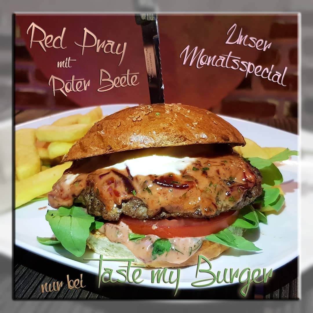 Neu und nur bei Taste my Burger, unser Monatsspecial "Red Pray" mit Roter Beete ;)
Hausgemachtes Relish aus Roter Beete, roten Zwiebeln und drei verschiedenen milden Chilischoten, mit Creme Fraiche, Petersilie und grob gemahlenen Pfefferkörnern verfeinert auf Rucola und Tomate und unseren hausgemachten Brioche-Buns.
Leicht süßlich und ganz leicht scharf, für nur 10 Euro inkl. Pommes, ab sofort bis Ende September, Mo - Fr ab 17.30 Uhr. #burger #bestburgerintown #tastemyburger #special #munich #halal #rotebeete #lovefood #foodporn #münchen #homemade #musttry #restaurant