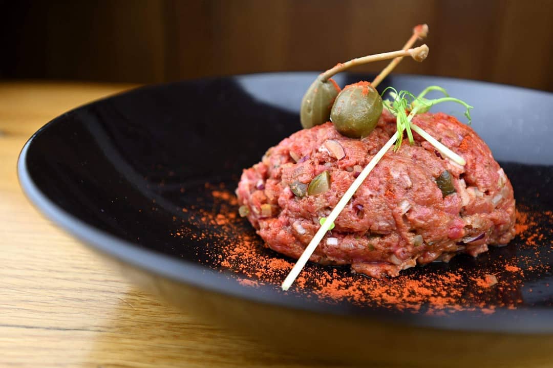 Těm, kteří k nám ještě nezavitali, představujeme další novinku, kterou najdete v našem stálém jídelním lístku 🥰 tatarský biftek 💗 můžete si jej dát v menší porci jako předkrm, nebo větší jako hlavní chod 👍
#tatarak #maso #delametosrdcem #dělametojinak #novemenu #homemade #nahumpolce #tesimesenavas #vorkloster 😉