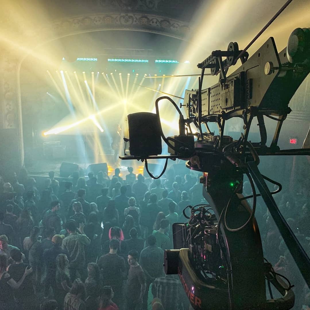 I love when a show comes up with a shot and you can exceed expectations. Sweet set up @shotovercamera and @defyproducts , @pegasusrescue and @jzgr getting it done!
#bts #behindthescene #cameradept #cameranerd #cameraoperator #gripology #griplife #filmschool #filmlife