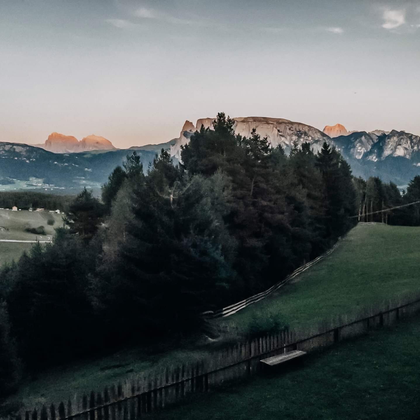 Natur ist einfach krass schön.
#wanderlust #südtirol #ritten #berge #ichliebeberge #natureisthebest #naturistabartigwahnsinnigschön #nature #alps #dawnnews #sonnenuntergangambalkon
