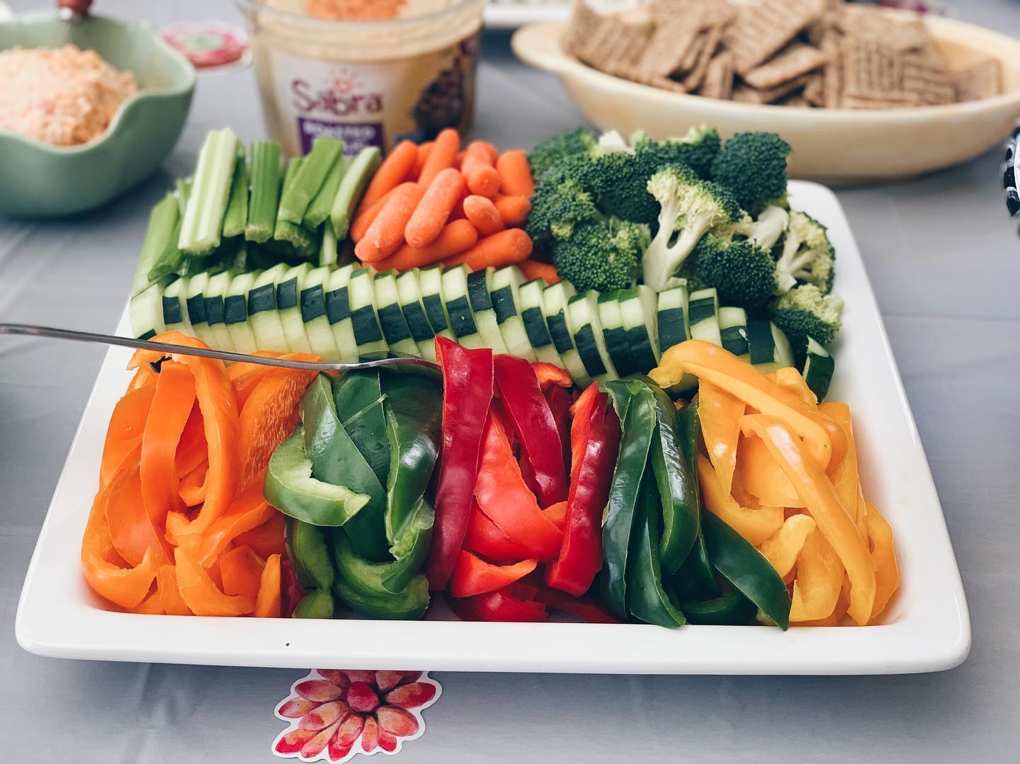 ๐ฅ๐๐
EAT THE RAINBOW๐
๐๐ฅ Bright colors make vegetables like these more than just pleasing to the eye at the dinner table; they make them GOOD for you! The very same thing that gives these foods their rich color also provides their nutrient value! The color, flavors and even odors that are in plants are due to their phytochemicals or phytonutrients. There are tens of thousands of phytochemicals identified with even more that have not been identified yet!
Phytochemicals and phytonutrients give plants like fruits, veggies, nuts and seeds benefits beyond just vitamin and mineral content. Research is still trying to nail down just exactly how they work and the benefits they might provide, but what we know is that these phytochemicals could be the powerhouses inside plant foods that help our bodies fight against chronic diseases like diabetes, heart disease and cancer.
They are also the reason why foods and drinks such as red wine and cocoa are showing research benefits! THANK YOU, phytochemicals!