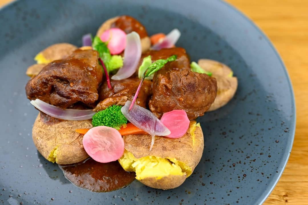 I tento víkend jsme si pro vás připravili pár novinek k našemu stálému jídelnímu lístku 😍
Můžete ochutnat vepřová líčka, telecí játra a nebo salát s grilovaným hermelinem 👍😊
#weekend #weekendmenu #nahumpolce #vorkloster #tisnov #tesimesenavas #instafoto #instadaily #instagram
Photo by@kkaroli 😍