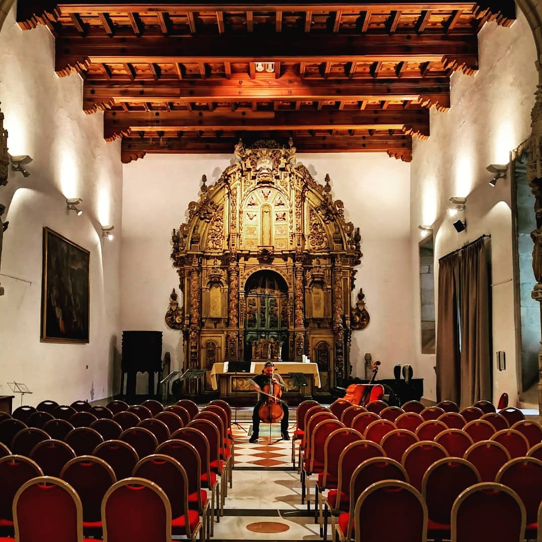 Before a concert in the Great Parador, Santiago de Compostela
.
#dmitrijgornowskij #santiago #spain #cellomusic #artistsoninstagram #sounds #liveforevertour #loves_spain #musik #europe #parador #meditations #spirituality