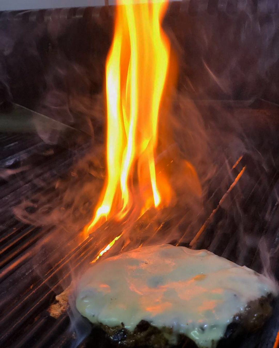 Wo ein Wille ist, ist auch ein Burger! 🍔
Aber nicht irgendeiner, sondern der beste der Stadt!
Für euch heizen wir unseren Grill an 🔥🔥, packen unseren besten Cheddar aus 🧀und legen noch frischen Rucula drauf🥬! Wir lieben Burger - ihr auch?
#tastemyburger #burgerlove #bestburgerintown #beef #halal #halalfood #cheddarcheese #rucula #foodlove #dailyweekness #everydayisacheatday #burgeratitsfinest #munich #germany