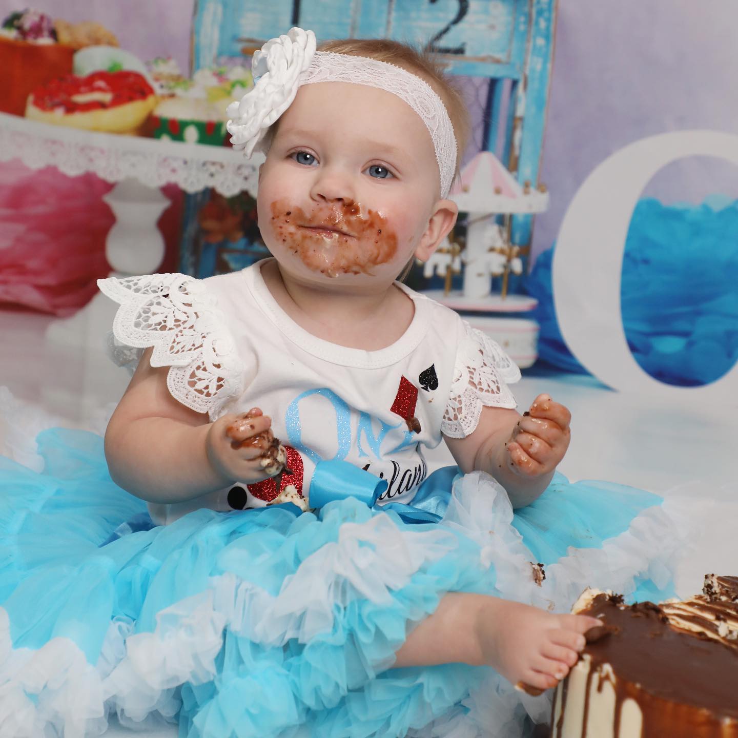 First birthday #cakesmash I love how her little toes dipped into the cake. Too funny!
#firstbirthdayphotoshoot #littlelaughs #calgarykids #yycphotographer #yycfamilyphotographer #calgarykidsphotographer #yycmoms