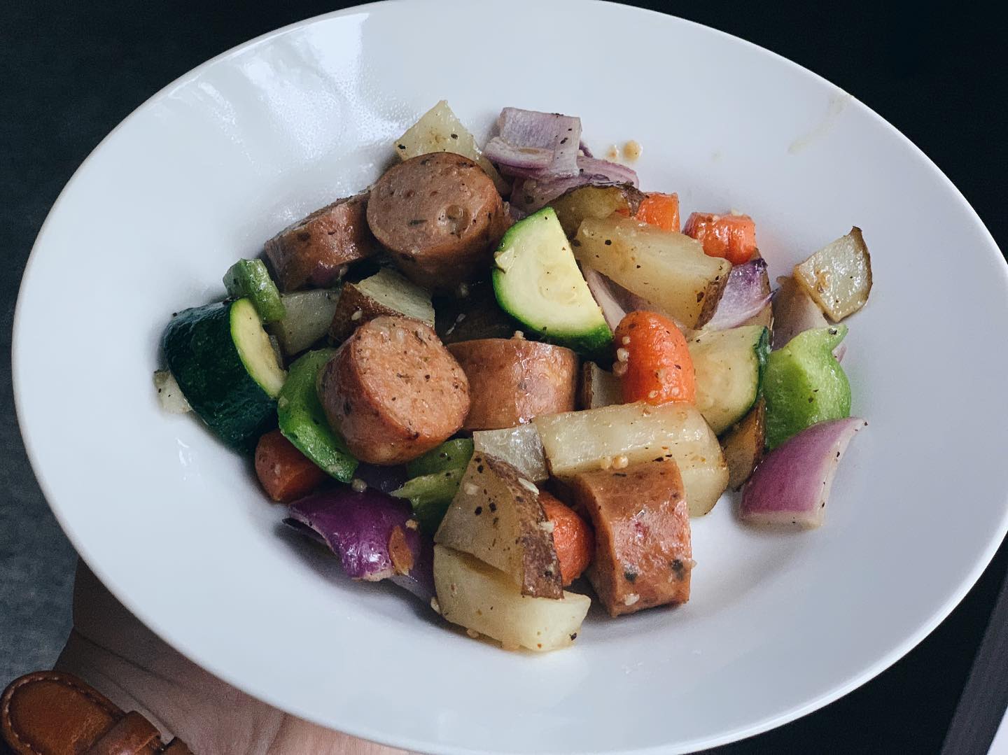 ๐๐ฝ Monday Meals๐ฝ๐ Here's a little Monday Meal Inspiration for ya! Turkey sausage + veggies + potatoes. Simple & healthy, yet FILLING. The fat from the sausage will help keep you full as well as fiber from the potatoes and veggies!
#mondaymealspiration