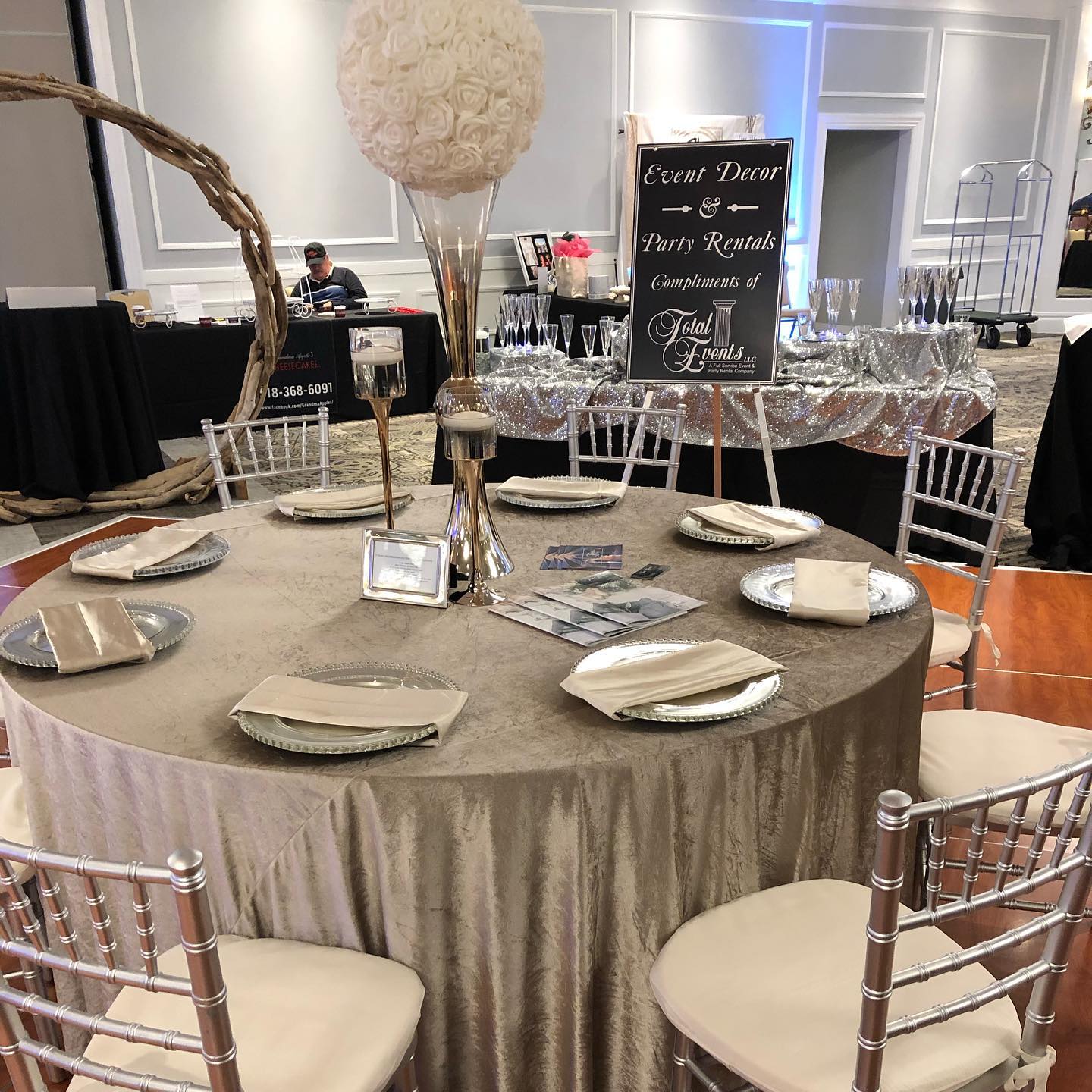 We have our best foot forward today thanks to these amazing setups from our friends @totalevents! Doors open soon...will we see you today?
#excelsiorspringsweddingshow #saratogawedding #weddingdecor