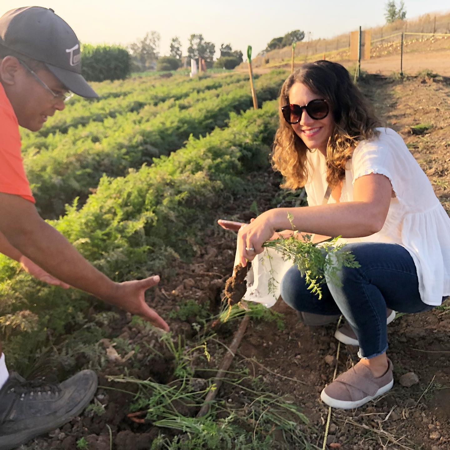 Love visiting our local Farm @tanakafarms in the fall...well summer, spring and winter too. 👩🏻🌾🌾☀️🥕🌽🥬 Thanks @imjustagirl77 for the 📸