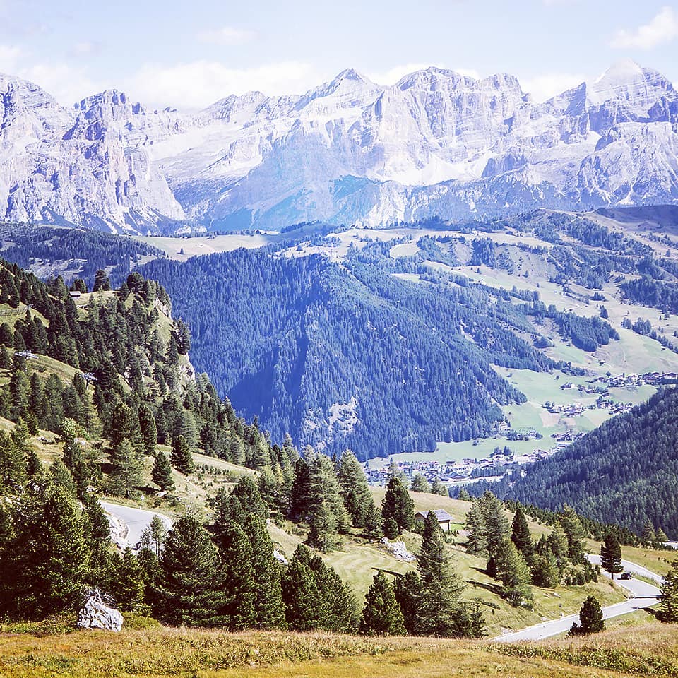 Een wielertocht met de legendarische afdalingen van de Dolomieten met de finish in Venetië. Te boeken in het voor-, hoog- en naseizoen! #wielertocht #fietsvakantie #sportkamp #trainingskamp #racefiets #wielrennen #sportvakantie #cyclingtour #fietseninitalië #fietseninitalie