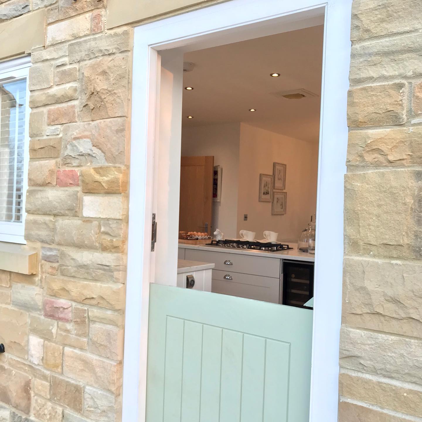 Want a free no nonsense chat about getting your home ready for Airbnb? Last week I had two people reach out for help considering earning some extra income through the online accommodation sharing marketplace, and I really want to share the joy. After a very successful life changing first year with my own property and joining the community board earlier this year, my understanding of the platform and its place within the travel industry has grown significantly. In a nutshell Airbnb is the broker between a host and a traveller looking for a place to stay, it was founded in 2007 and is now a $33bn company. Their logo - the Belo - means belong anywhere! Like or loath the concept and its impact on urban travel, it makes the majority of hosts and guests very happy all over the world. I would love to help anyone with some free ‘getting your house ready for AirBNB’ advice. Tag anyone you know that might be starting the journey and see my home here @dukes_meadow #superhost #belonganywhere #designforairbnb #interiorsforairbnb #holidayletdesign #interiorsforairbnb #airbnbexperience #belo #dukesmeadow