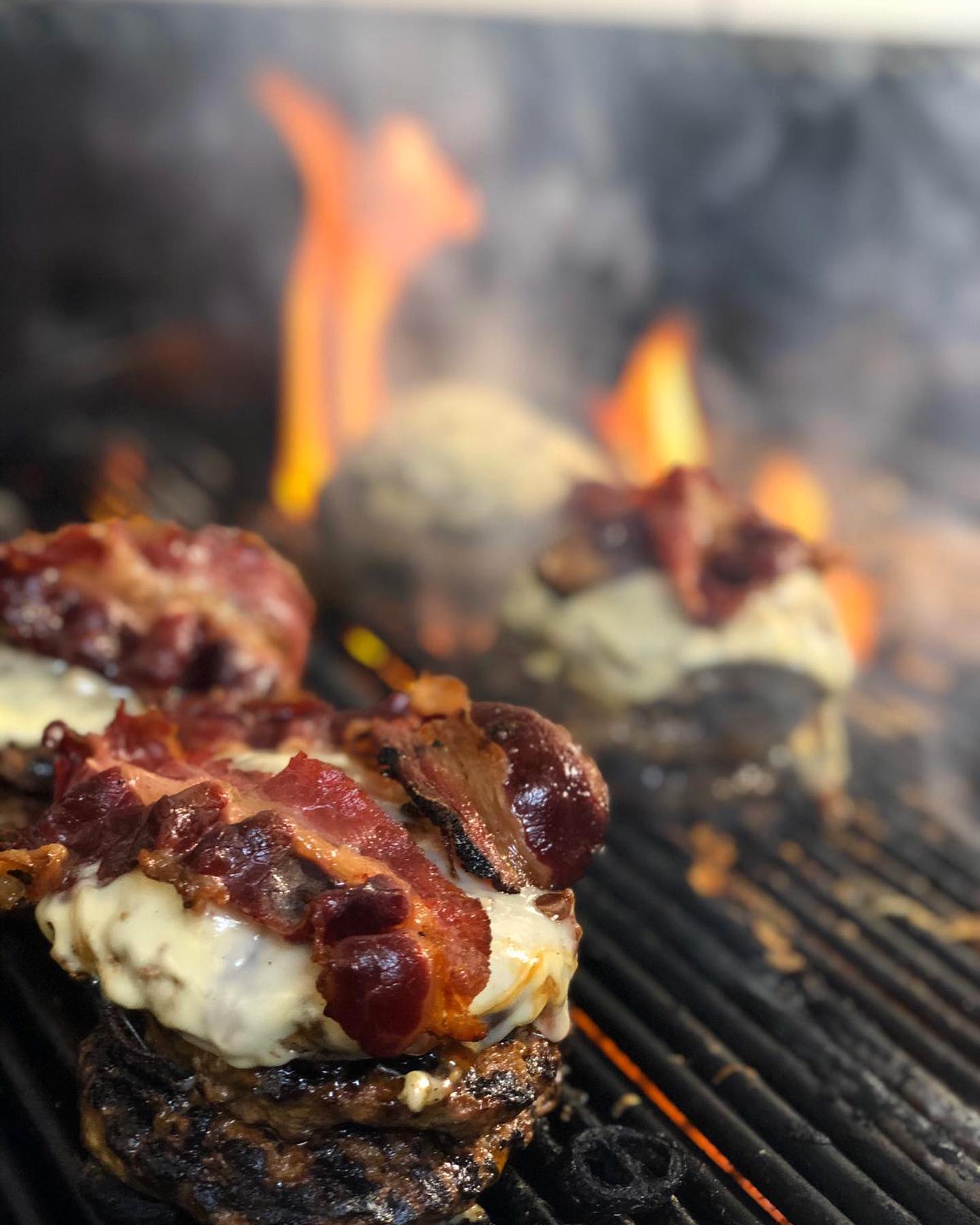 Bei Taste My Burger heißt es zur Weihnachtszeit nicht let it snow...
Sondern let it BURN!🔥🔥🔥 Wir entflammen frisch-knusprigen Beef-Bacon und bringen Cheddar zum dahinschmelzen 🙏🏼 Wem wird es da nicht warm ums ❤️?
Schaut vorbei und überzeugt euch selbst! 👀🍔 @taste_my_burger
#tmb #tastemyburger #burgerlove #hot #onfire #burn #cheesy #cheddar #bacon #halal #nosnowbutfire #unforgettable #gaumenschmaus #saturdayeveningvibes #munich