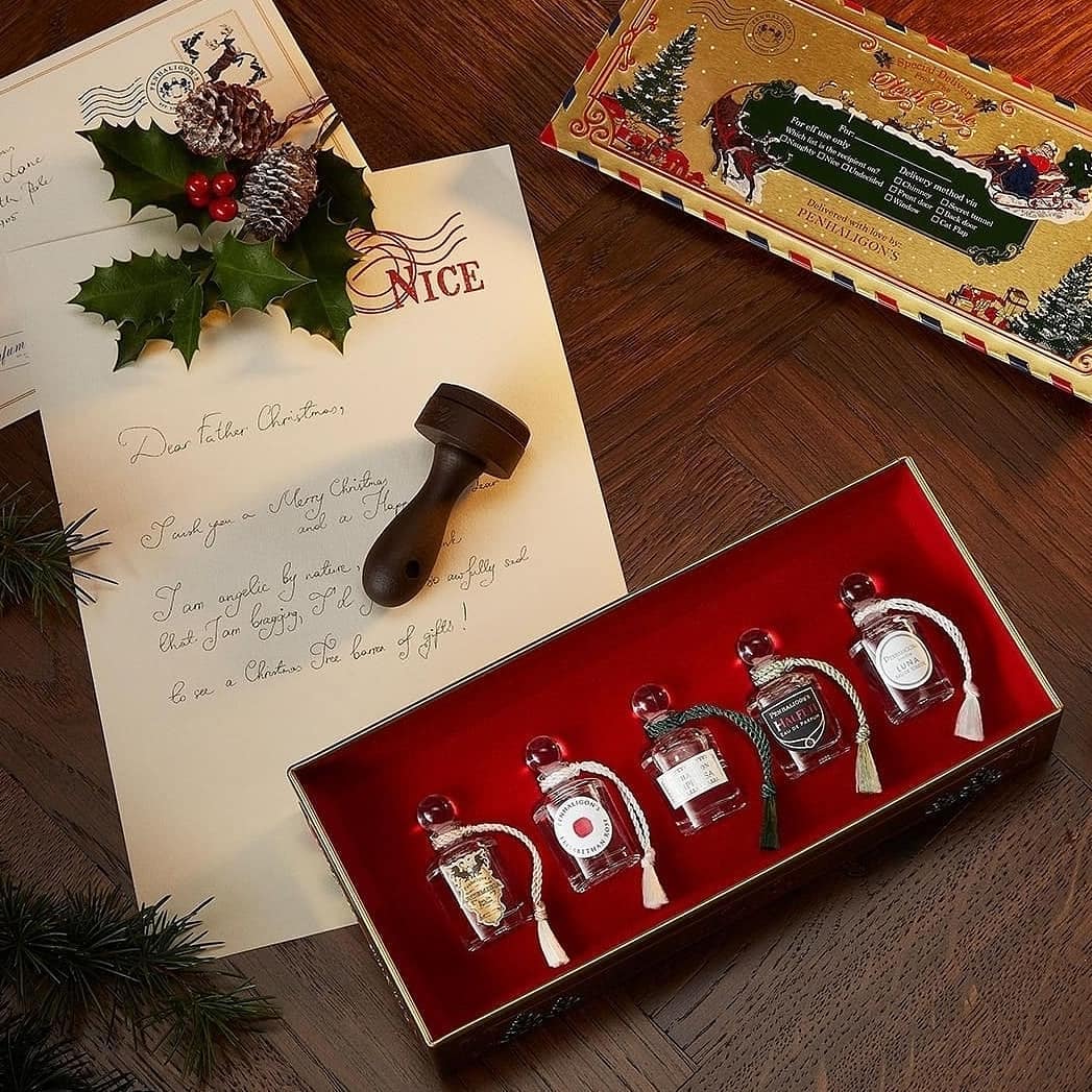Natale si avvicina e se stai cercando un regalo di classe #Penhaligons propone un bellissimo cofanetto contenente le miniature delle cinque fragranze più amate!🎄
.
#natale #christmas #regali #regalo #regalodinatale #santonatale #sarpi #paolosarpi #innovazionenellatradizione #lorenzi1924 #profumerialorenzi #lorenzi #botteghestoriche #negozistorici
#profumo #profumeria #profumeriadinicchia #nicchia #nicheperfume #fragranze #parfume