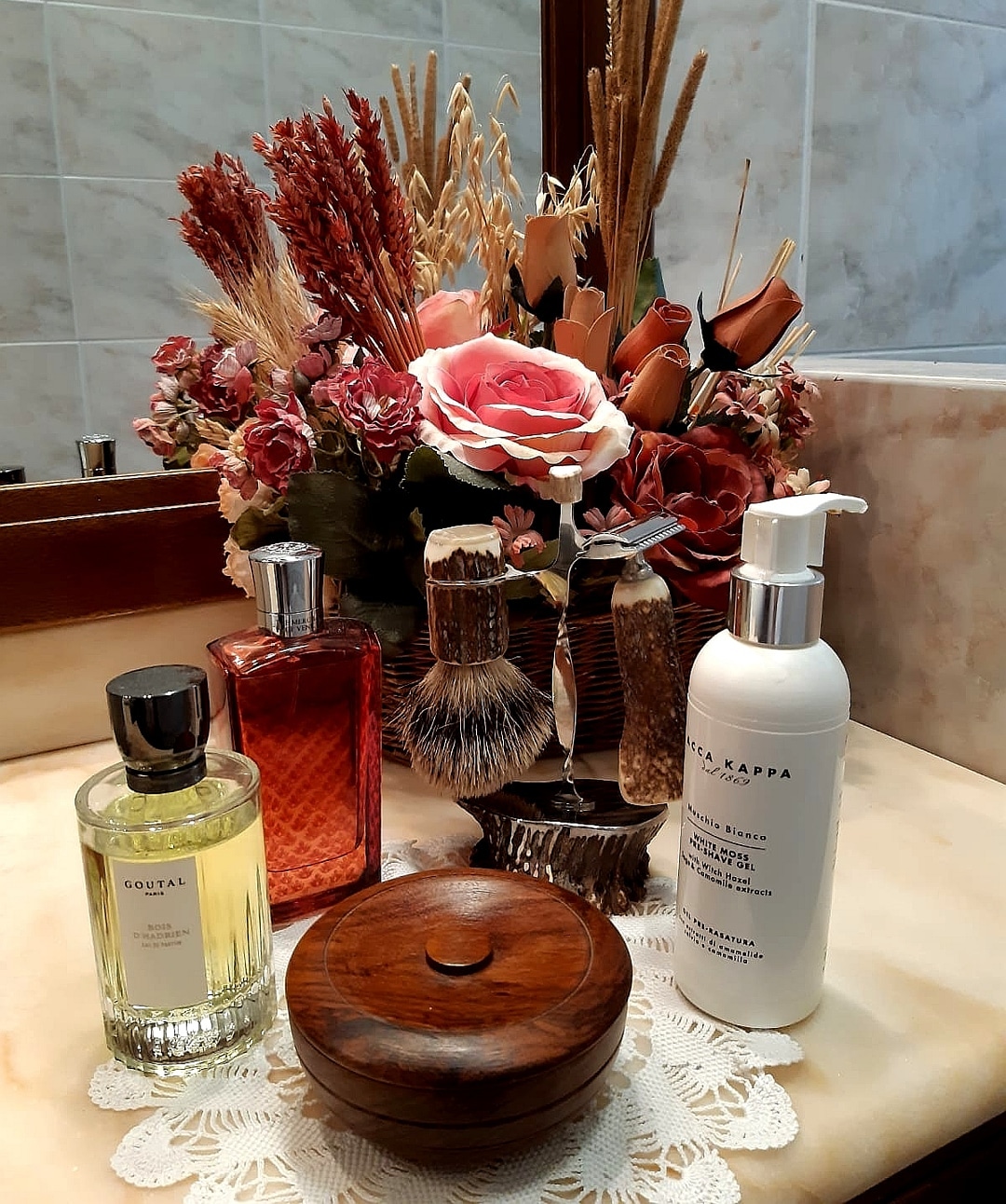 Ci sono prodotti a cui nessun uomo dovrebbe rinunciare. Primo fra tutti, un #RasoioArtigianale di qualità come quelli realizzati a mano in italia dall'#ArtigianoScarperia. E per chi ama la rasatura non può mancare anche la #CremaDaBarba al #Sandalo della #Taylor, nel suo elegante contenitore in legno, e il gel #PreShave al #MuschioBianco di #AccaKappa . Per finire, è impossibile fare a meno del #Profumo giusto per noi. Meglio ancora se i profumi sono due, ognuno adatto alla giusta occasione, come ad esempio il legnoso fresco #BoisDHadrien di #GoutalParis per il giorno e l'intenso e affascinante #Lether di #TheMerchantOfVenice per la sera.
.
#viasarpi #paolosarpi #innovazionenellatradizione #lorenzi1924 #profumerialorenzi #lorenzi #botteghestoriche #insarpi #negozistorici #profumeria #profumeriadinicchia #nicchia