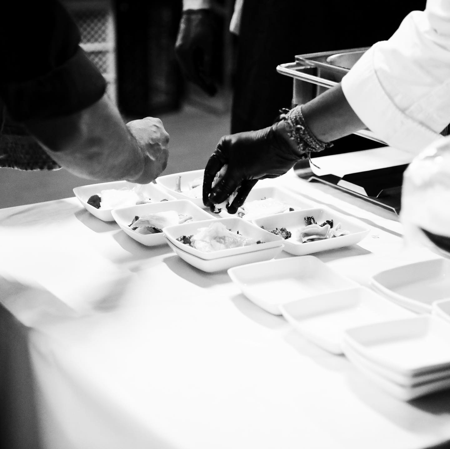 *Werbung* Bei einer Hochzeit darf es auch gerne mal ein gesetztes Flying-Dinner mit 8 Gängen sein 😍 Dafür lieben wir unseren Job! Vielen Dank an diese wunderbare Fotografin & Location! Steinpilz Latte Macchiato | Pasta mit Pfifferlingen & Parmesanschaum | Rinderfilet, Rucola & Parmesan | Pochierter Bachsaibling / pochiertes Ei mit Basilikumschaum & Spaghettini | Gefüllte Kürbis-Gnocchis | Entenbrust auf Kohlrabi & Orangen-Cassis-Sauce #diegabel_cateringevents #weddingdinner #flyingdinner #hofgutvonhünersdorff #rheinmaincatering