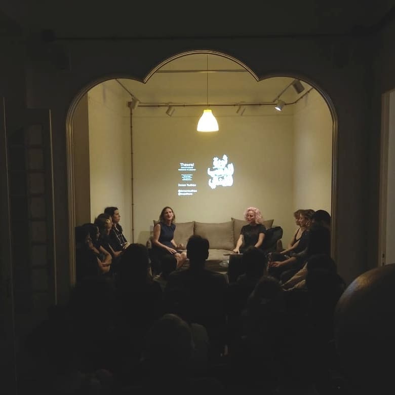 Thank you for a full house last night. It was a beautiful discussion full of familiar and new faces. It is so wonderful to see the Lebanese revolution living in each city where there are people who care to bring down corrupt and oppressive governments. Much thanks to @betweentheseasfestival founder Aktina Stathaki and the 1927 Art Space. Thank you @kasiasophia and @anassos for the photos. Thank you @dayna_ash of @havenforartists for the informative discussion an Sahar Arraf for the live video of Martyr Square.
#thawra #athens #lebaneserevolution #لبنان_ينتفض